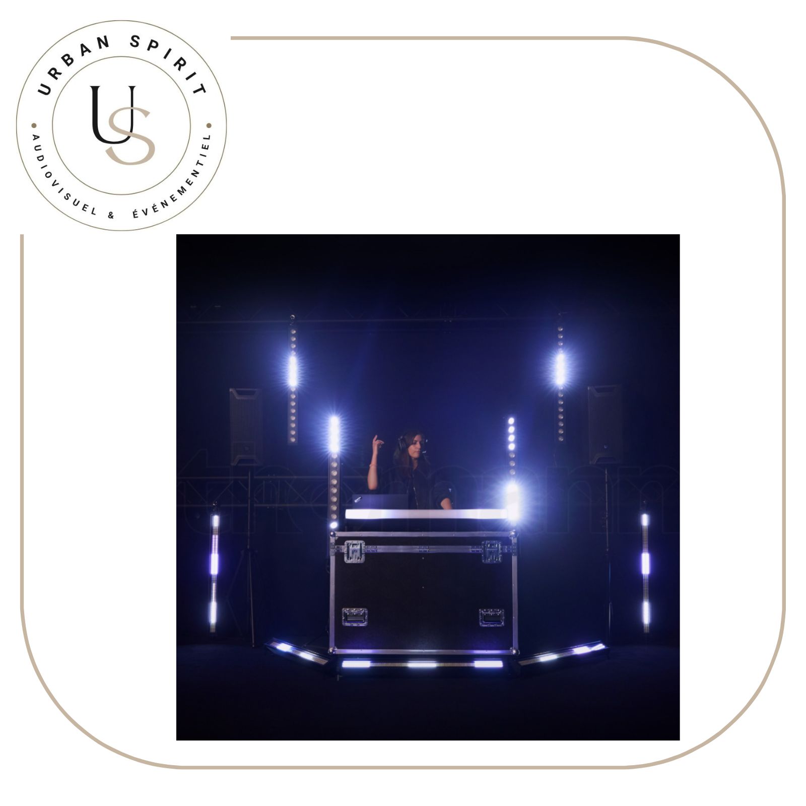 Cameo ROOT BAR barres LED sur DJ booth en situation – location Urban Spirit Audiovisuel