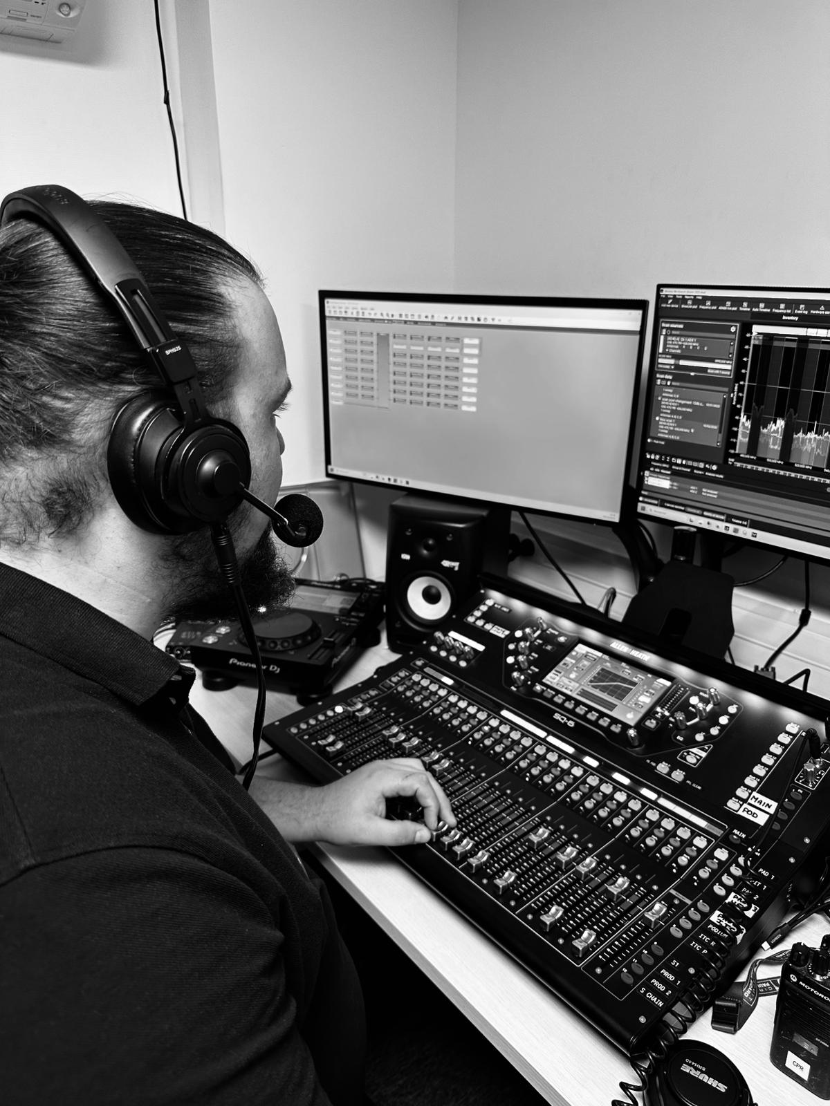 Technicien Urban Spirit en réglage sur console audio