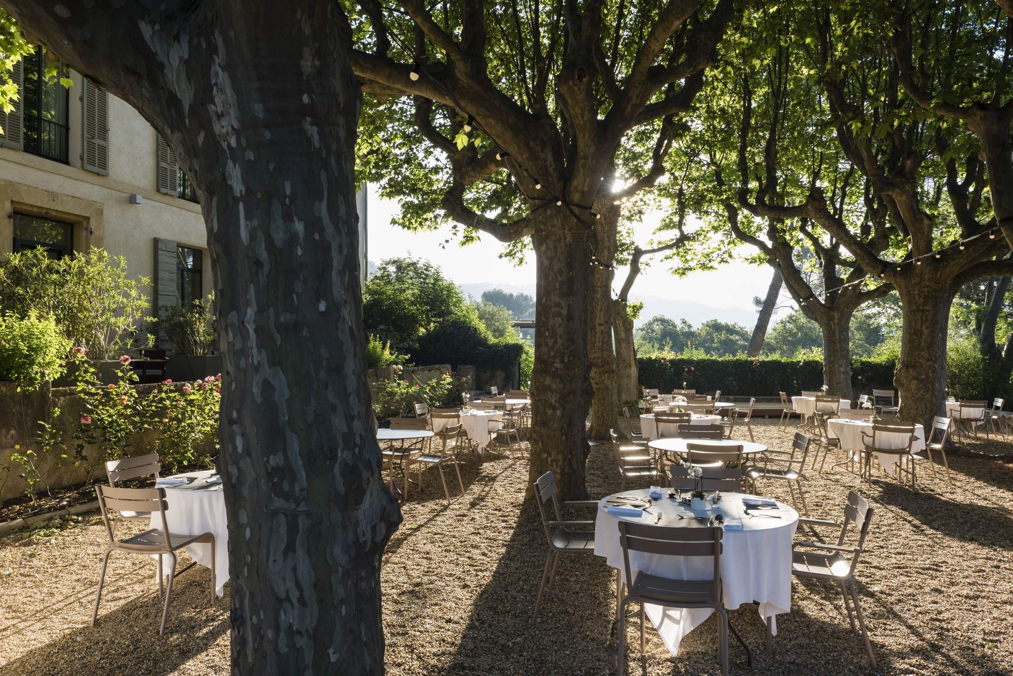 Terrasse extérieure de l'Hôtel & Spa Les Lodges Sainte Victoire