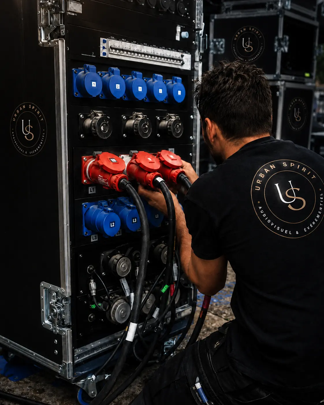 Technicien branchant des câbles sur une armoire de distribution électrique professionnelle