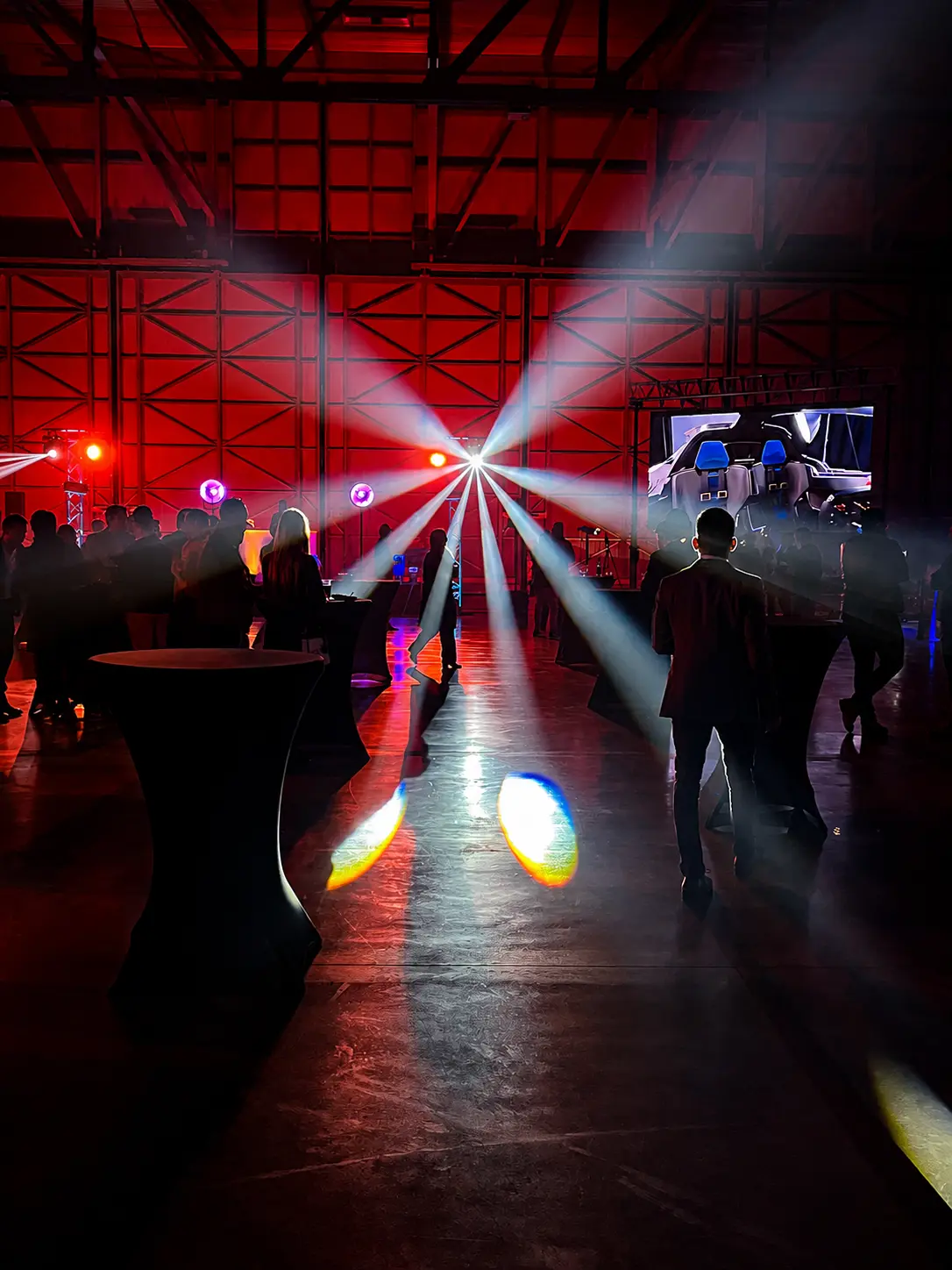 Faisceaux de lumière colorés et écran LED lors d'un événement en soirée, ambiance technique Urban Spirit